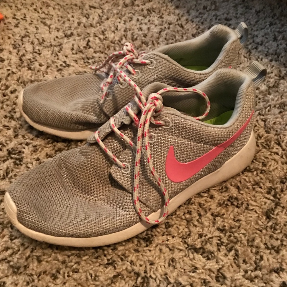 Women’s Nike roshe tennis shoes size 6.5